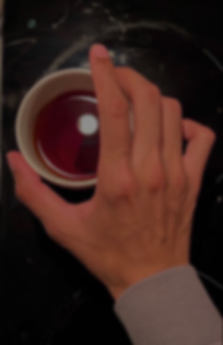 الليل الطويل سايره بـ كوب شاي ☕️🤎: