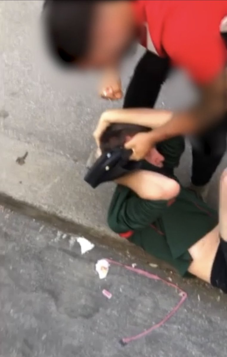 luc_lhl's tweet image. Dans le plus grand des calmes, @JLMelenchon pose avec le leader d’un groupuscule d’extrême-gauche qui publie fièrement ses agressions (en général contre des adolescents soupçonnés d’être de droite).