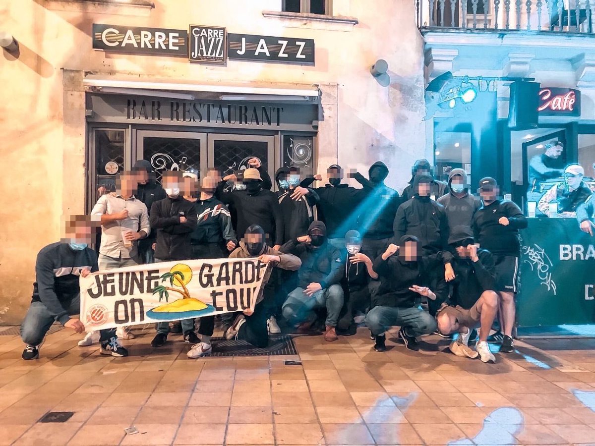 luc_lhl's tweet image. Dans le plus grand des calmes, @JLMelenchon pose avec le leader d’un groupuscule d’extrême-gauche qui publie fièrement ses agressions (en général contre des adolescents soupçonnés d’être de droite).