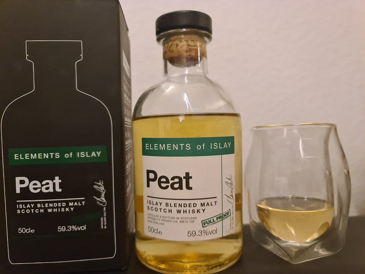 Base4ever's tweet image. Diesen tollen #ElementsofIslay Whisky habe ich vor kurzem einfach mal als Dankeschön von zwei Freunden geschenkt bekommen weil ich kein Spritgeld wollte. Die Besten 🤩
Sehr intensiv! Auf der Zunge Gras, Zitrone, Holz, Pfeffer. Im Abgang etwas Apfel, brauner Zucker, Rauch. Mega 👌🏻