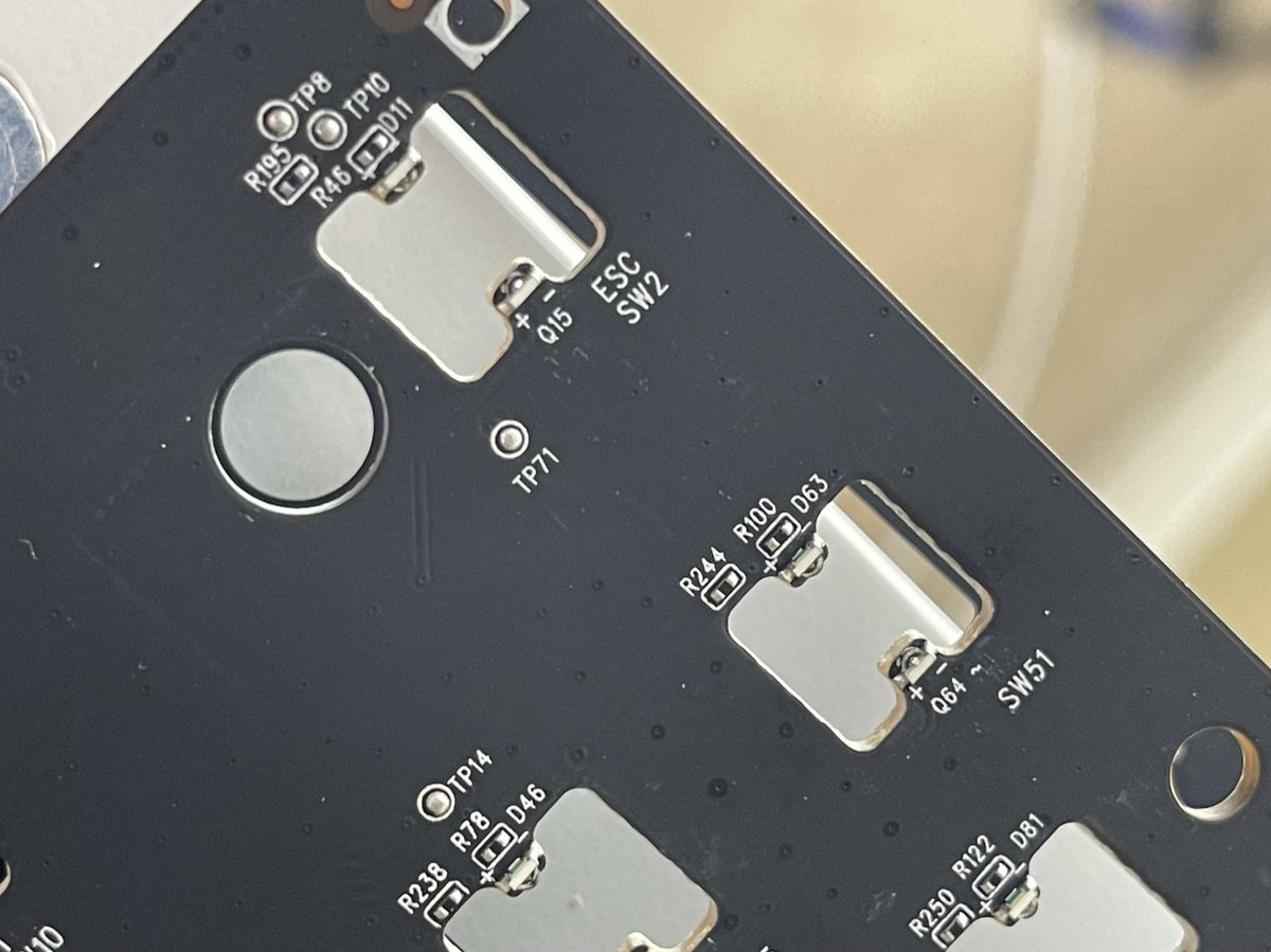 inkypxl's tweet photo. However, I was pleasantly surprised and impressed by the details and the design of the internals. The optical switch design is cleverly simple! LED across from photodiode through a long V shaped slit in the key. More light hits the sensor the further down you press. https://t.co/Z7dXTaVYbr