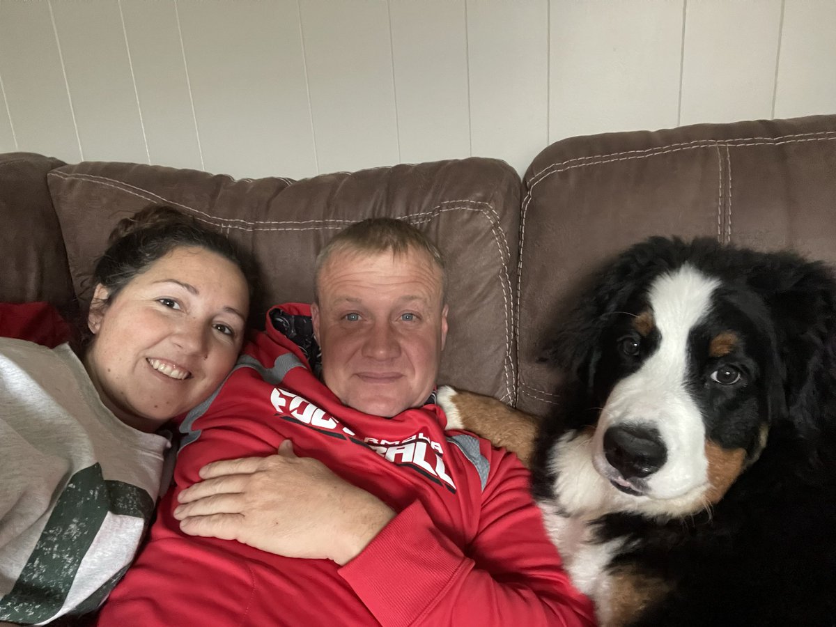 audrip16's tweet photo. Lazy Days with mom and dad #bernesemountaindog #envy https://t.co/Twd2tTdDVI