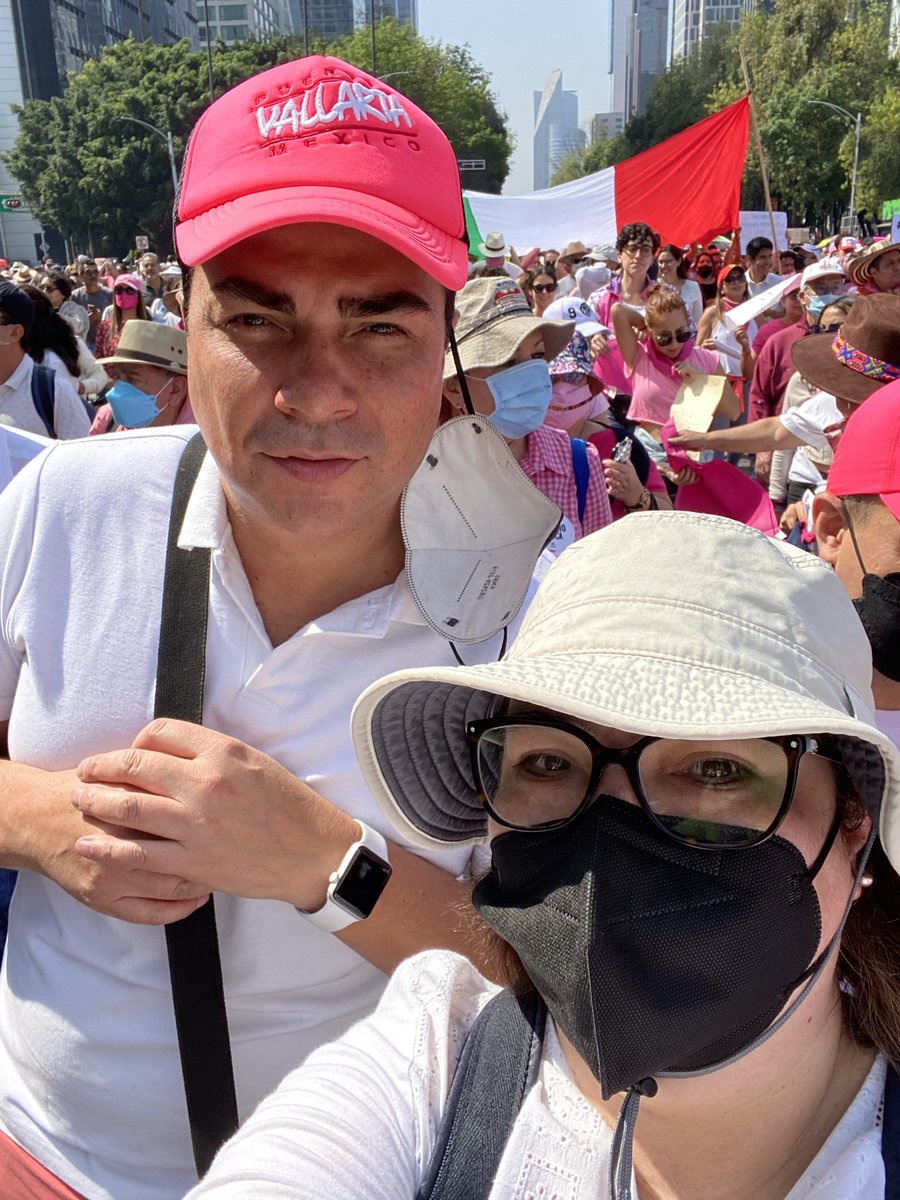 claudiagaticav's tweet photo. Que buena energía! Viva México! Viva nuestra democracia, Viva la autonomía del INE! https://t.co/FaTjMa04R9