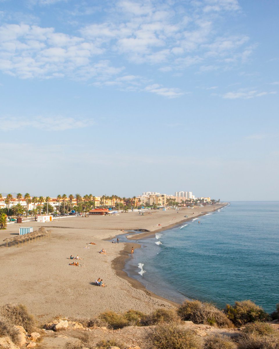 viveandalucia's tweet photo. El castillo de Salobreña, las calles estrechas de su centro histórico y la belleza de sus playas hacen de este pueblo una parada obligatoria en la Costa Tropical.

¿Te vienes de visita?

#ViveAndalucia #DateUnaAlegria #Andalucía https://t.co/xl8FX4k5uI