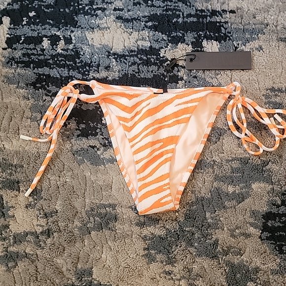 so_poke's tweet photo. So good I had to share! Check out all the items I'm loving on @Poshmarkapp #poshmark #fashion #style #shopmycloset #trianglswimwear #vineyardvines: https://t.co/XytUYlewbp https://t.co/Qahi6zpTiw