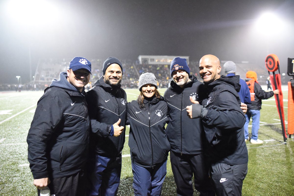 Photos from Friday’s game against Riverside by Yearbook Design Editor Ellie Forrest! #RollHud ! 🤍🏈💙🌧