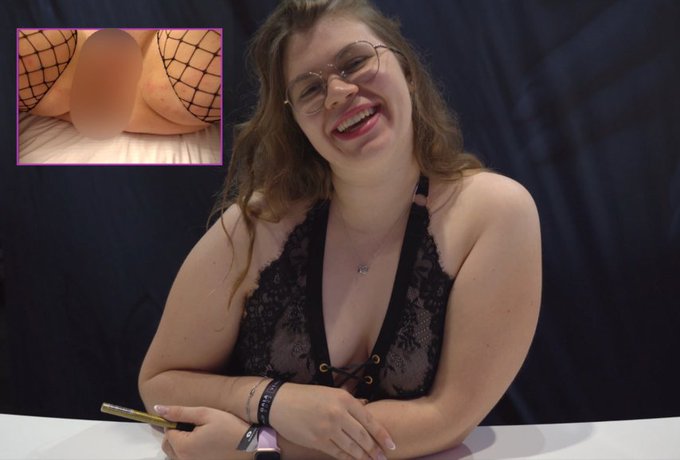 Es gibt ein paar neue hei&szlig;e Clips von mir !! 😊😊 https://t.co/q38fVKZbFj   Beide sind auf der #Venus Messe<a href="/tag/berlin"class="tags"><span>#berlin</span></a><a href="/tag/venus"class="tags"><span>#venus</span></a><a href="/tag/mariehardon"class="tags"><span>#mariehardon</span></a>