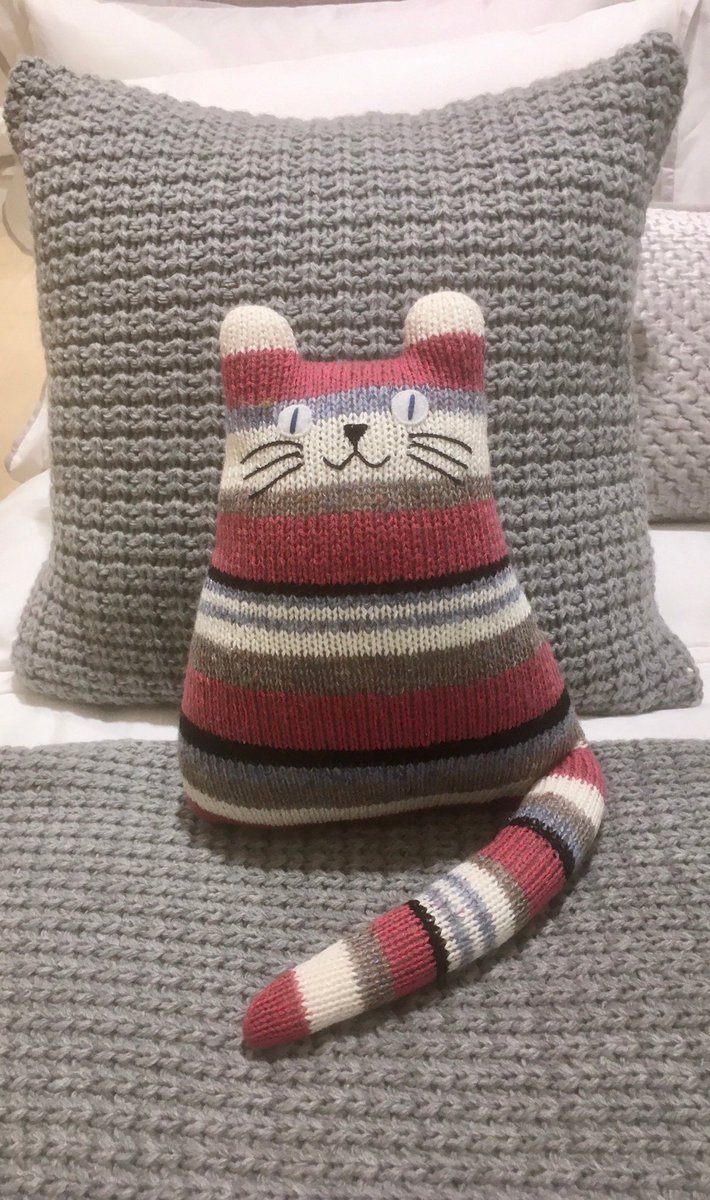 Lovely cat looking for a new h home! #etsy #cat #catcushion #handmadehour #shopindie #freeshipping 
#christmasgift etsy.me/3Aba01g