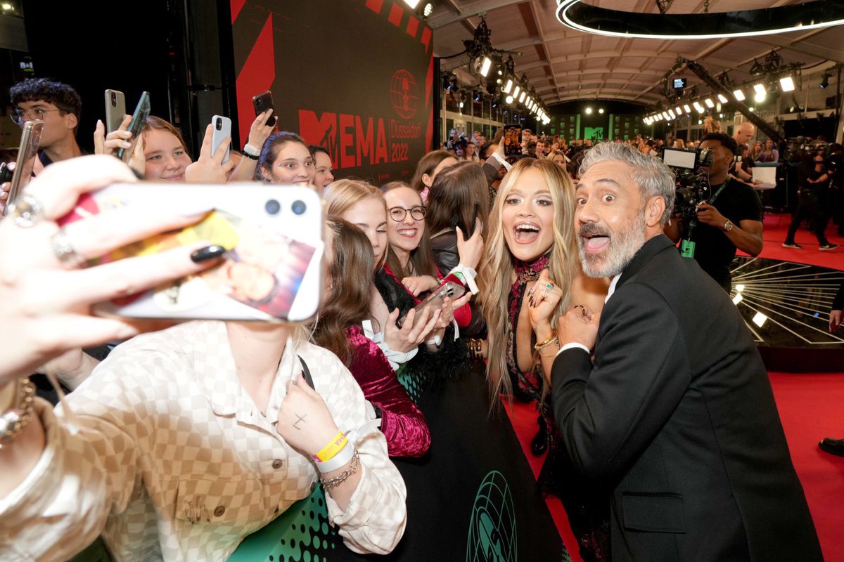 TaikaUpdates's tweet photo. 📸 | @TaikaWaititi and @RitaOra with fans on the #MTVEMA red carpet https://t.co/VbItlhwJgy