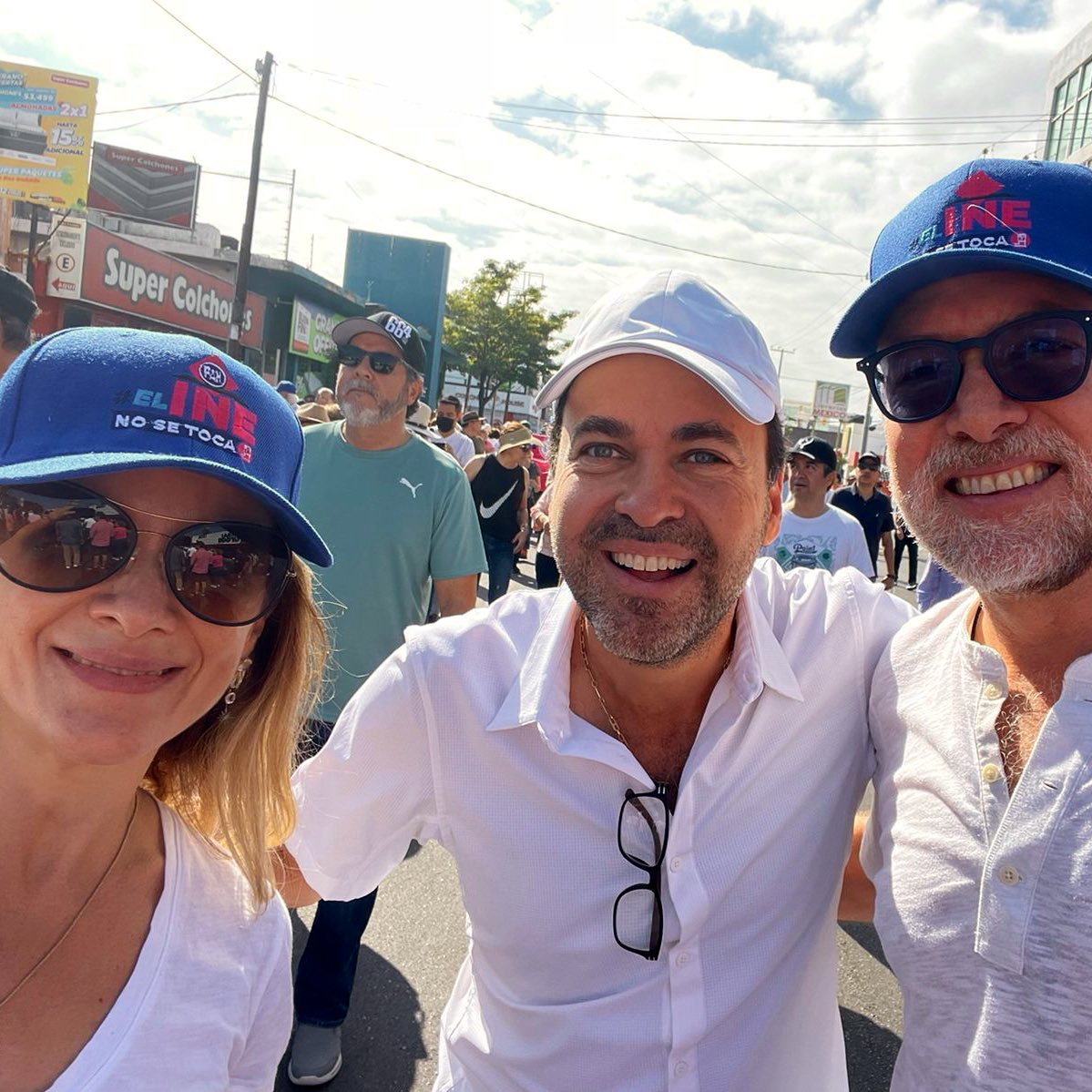 luisdelarocha_'s tweet photo. Con mucho amor por México asistimos a la #MarchaNacional a favor del INE. 

Cerca de 20 mil ciudadanos y ciudadanas lo dijimos hoy claro y contundente en Culiacán: #ElINENoSeToca https://t.co/xqrs0YE7WO