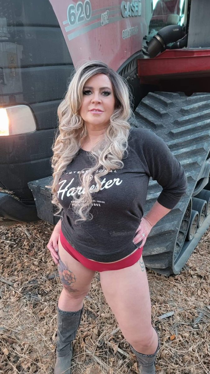 DollScarlette's tweet photo. #farmgirl #Case620 #quadtrac #harvestseason #OFanscreator #OFgirls #OF https://t.co/KLJPvxlOQn