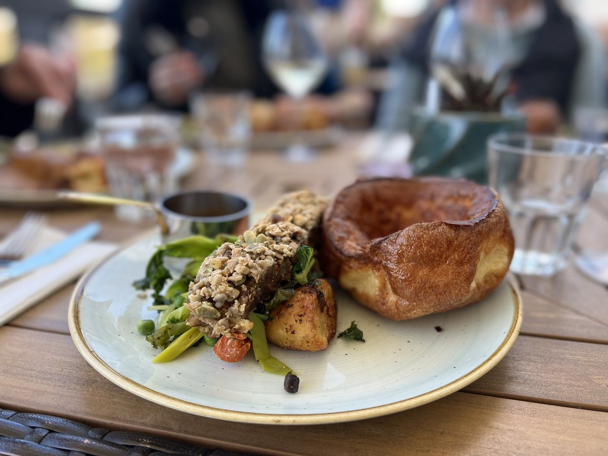 Sunday roast lunch along the river! Oh London… how does it get better? 🇬🇧♥️
