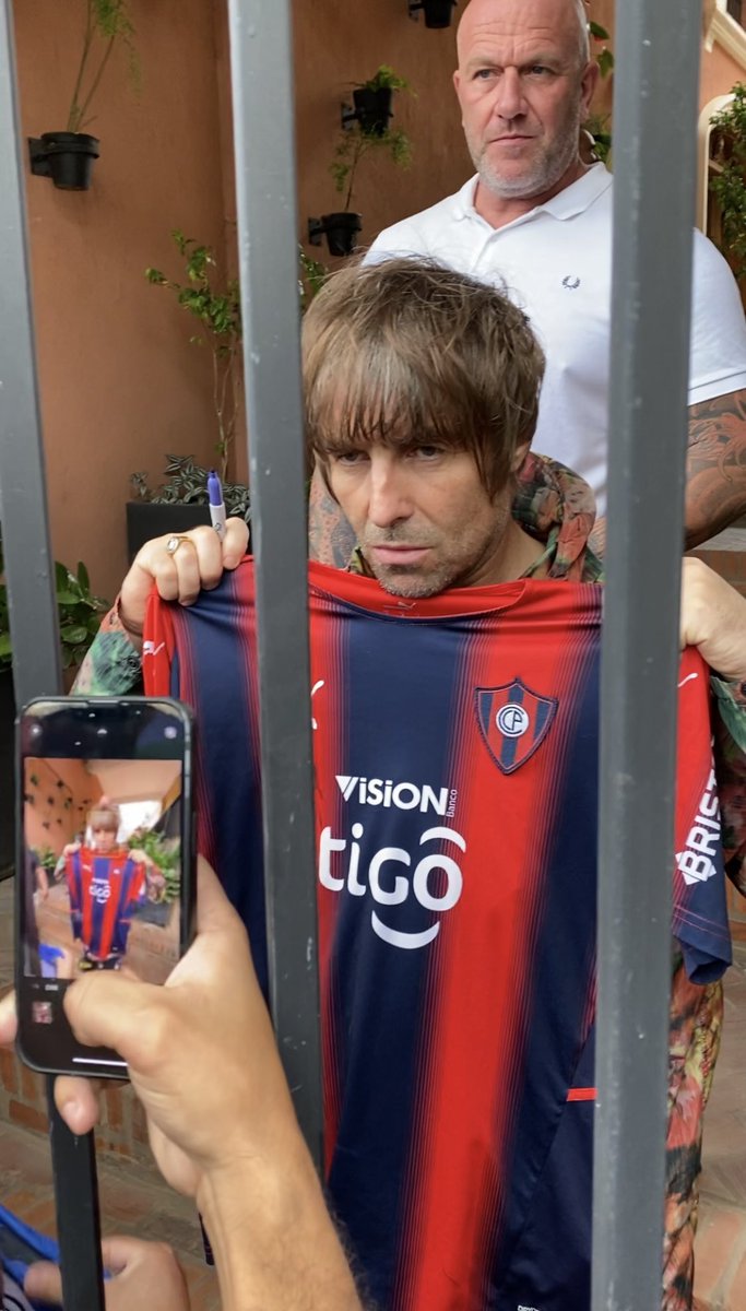 arielfee's tweet photo. @liamgallagher C’mon you know 🔵🔴🔵🇵🇾 @CCP1912oficial 

Picture taken by @PACHIBUSTOS https://t.co/tOZ68WRhQV