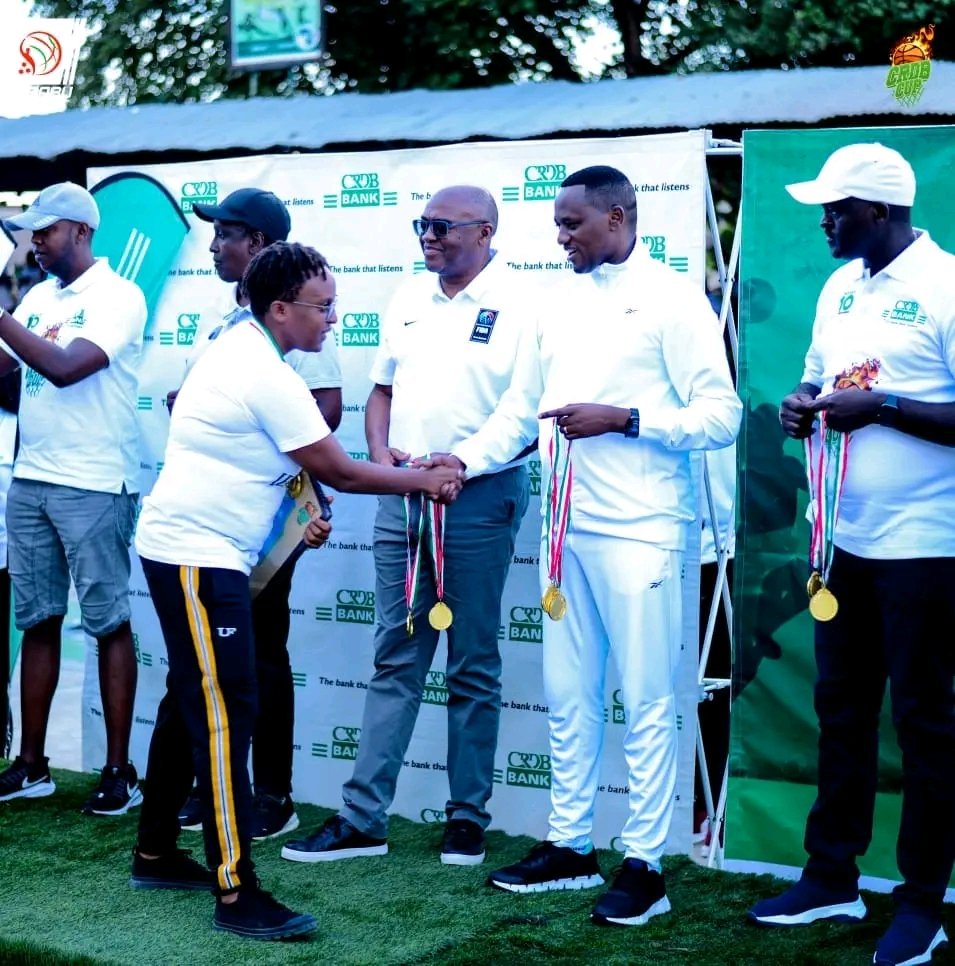 MagazineJimbere's tweet photo. 💰🏆 Les vainqueurs de ce tournoi (@URUNANI_BBC et #LesGazelles) ont reçu chacun une enveloppe de 5.000.000 Fbu, et les équipes perdantes une somme de 3.000.000 Fbu
📸: @FebabuOfficiel
#Burundi #basketball #CRDBCUP https://t.co/VlsmvRxA1J