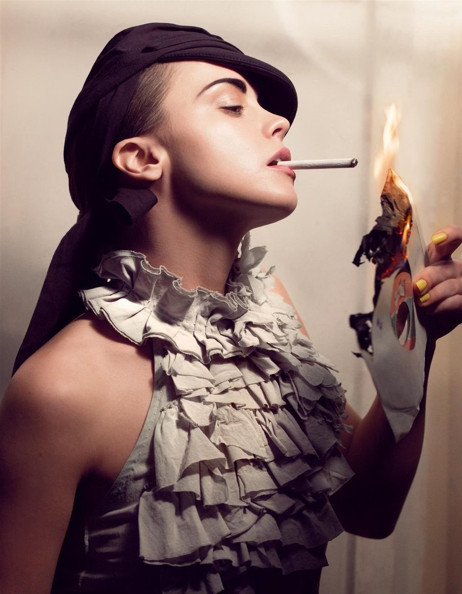 SmokingOnScreen's tweet photo. Christina Ricci https://t.co/5RVSMkxICb
