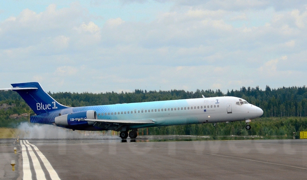 TeroTweet's tweet photo. Tuo Boeing 707- ja 727-koneiden välissä näkyvä nimeämätön tyyppi on "ruma ankanpoikanen" Boeing 717.
Yhtiö sai sen rosteriinsa fuusioituaan 1997 McDonnell Douglasin itseensä.
Alunperin mallinimi oli MD-90. SAS:n tytäryhtiö #Blue1 operoi 717-koneita Suomessa. #avgeek https://t.co/vKmmHVGajX