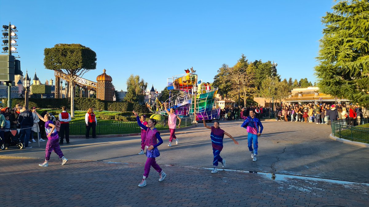 Cafe_Mickey's tweet photo. It's Time to Shine #DisneylandParis30 #DisneylandParis #disneyfans #cafemickey #live https://t.co/Qh52r0wlWZ