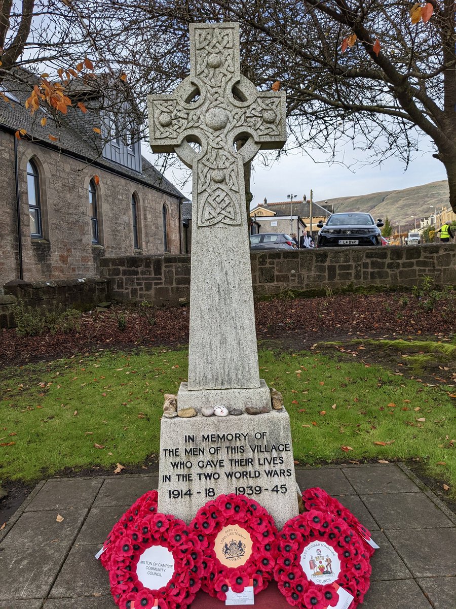 A privilege to join the memorial service in Milton of Campsie this afternoon and lay a wreath on behalf of <a href="/EDCouncil/">East Dun Council</a>. #RemembranceSunday #WeWillRememberThem