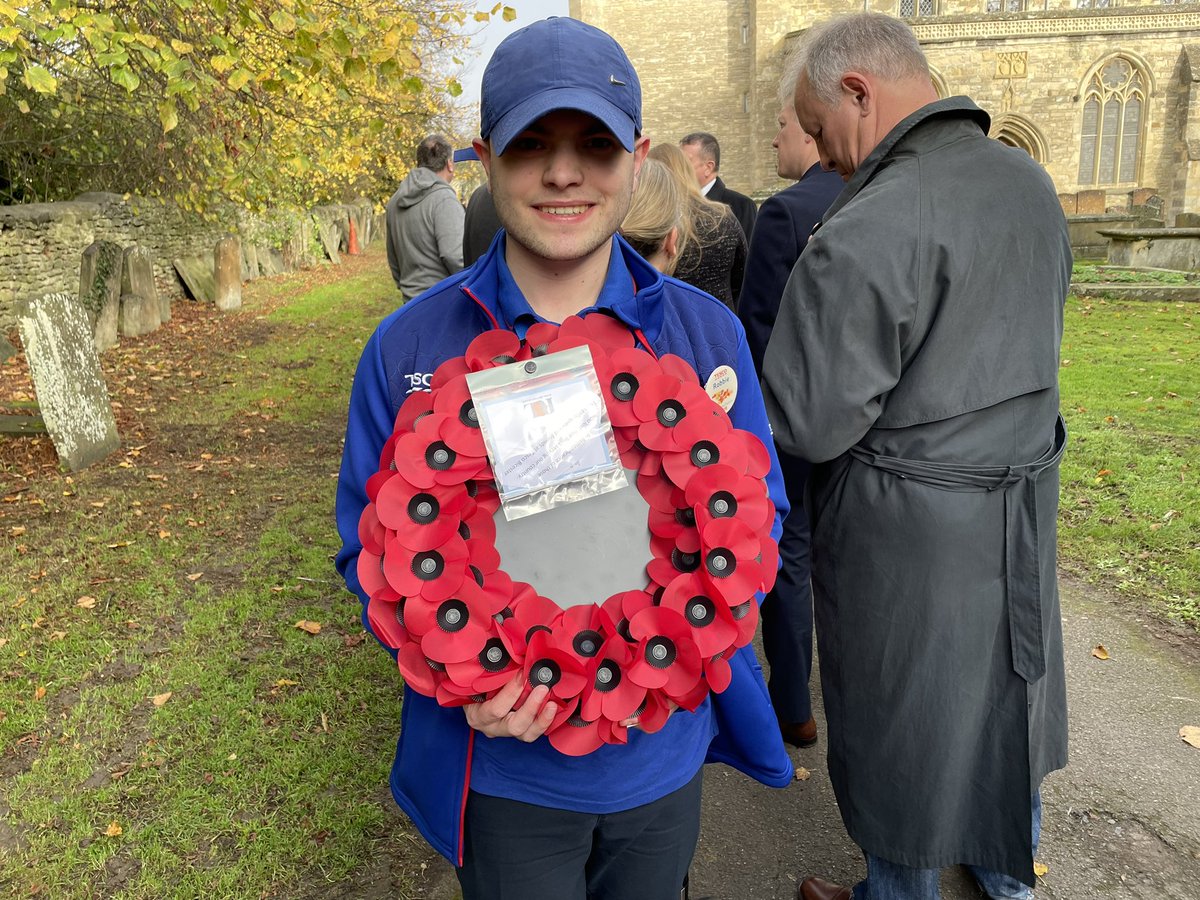 ccgemma2's tweet image. I placed a Poppy wreath on behalf of colleagues and friends of Bicester Tesco. The message says “In remembrance of those that sadly lost there lives serving our country. From Colleagues and Friends from Tesco Bicester #bicester #PoppyAppeal @AKurtova @Tesco @tesconews