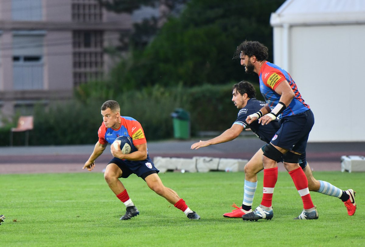 #Rugby #Nationale2 <a href="/ASMaconRugby/">AS Mâcon Rugby</a> vire en tête à la pause face à Vienne (8-6) avec un essai de son capitaine du jour Santallier