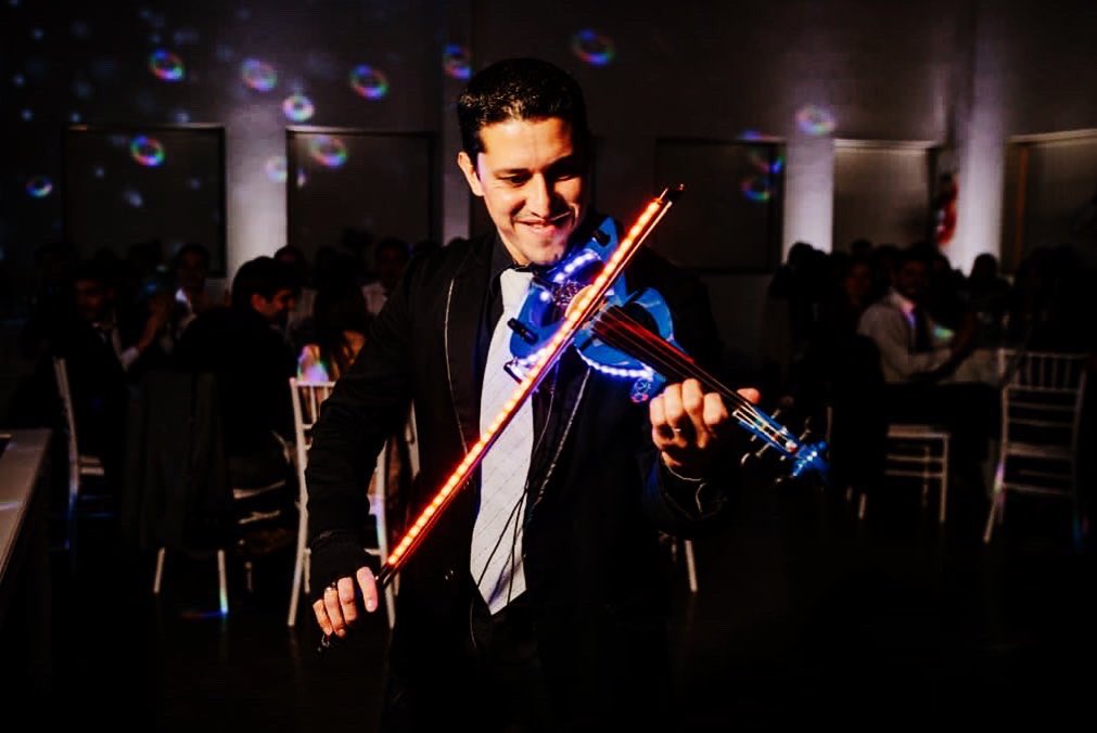 SilMaRodriguez's tweet photo. Evento con #violinelectrico #led 🎻🎶🔥

Ph: @natimerlofotografia 📸 

#violin #violín #violinista https://t.co/g8tmIsXirW