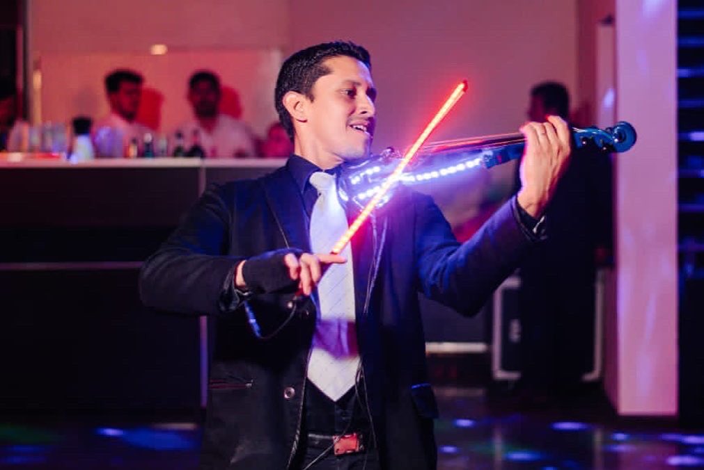 SilMaRodriguez's tweet photo. Evento con #violinelectrico #led 🎻🎶🔥

Ph: @natimerlofotografia 📸 

#violin #violín #violinista https://t.co/g8tmIsXirW