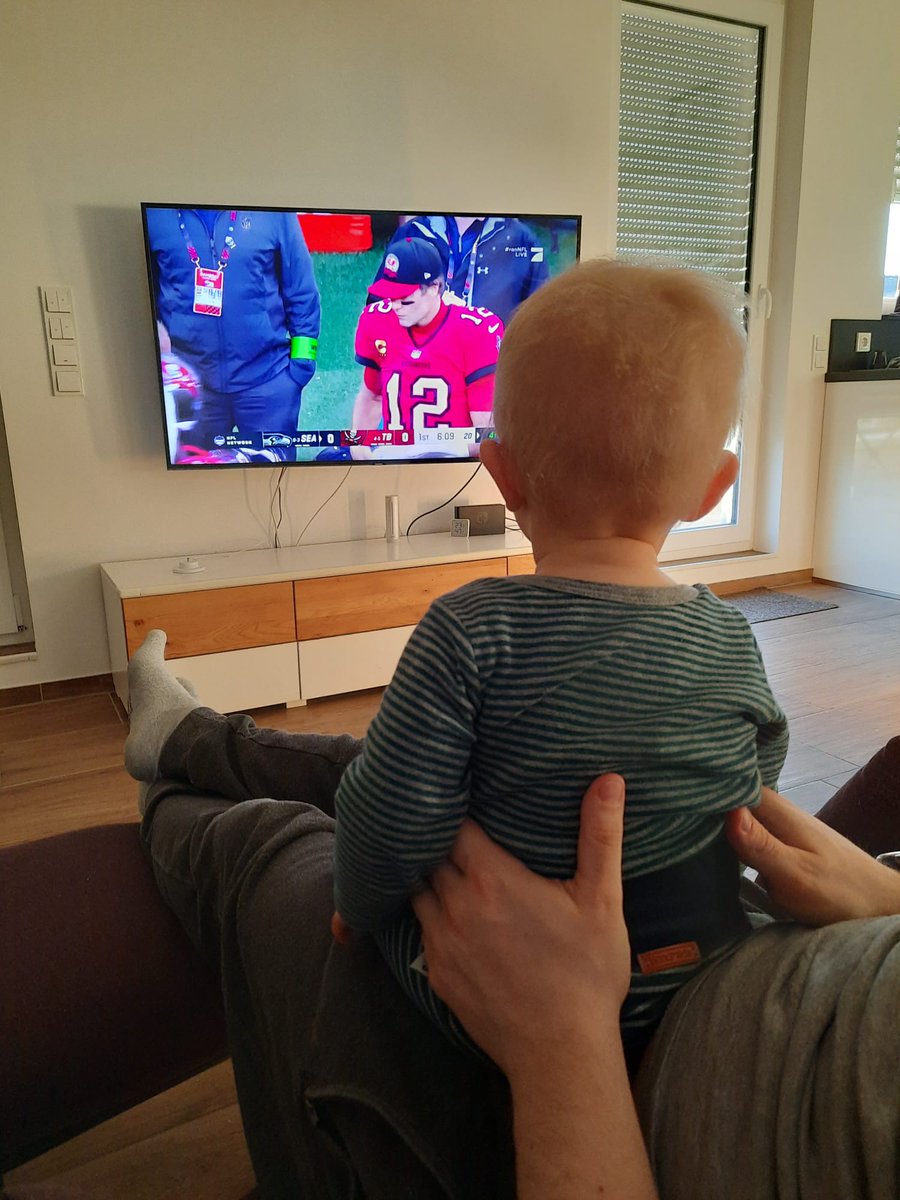 MaikHeene's tweet photo. Zukünftiger Buccaneers Fan?! Die Zeit wird es zeigen ;) #ranNFL #NFLMunichGame https://t.co/Sk39wyAsSL