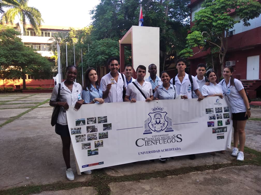 YagenPomares's tweet photo. Nuestros muchachos cienfuegueros presentes en el 7mo encuentro de estudiantes de las Ciencias Médicas hacen interesantes intervenciones en la sesión plenaria relacionado al proceso eleccionario y la autonomía de las brigadas de la FEU
@japortalmiranda
@JLBrocheLorenzo
@MINSAPCuba https://t.co/pHAtKkXIk8