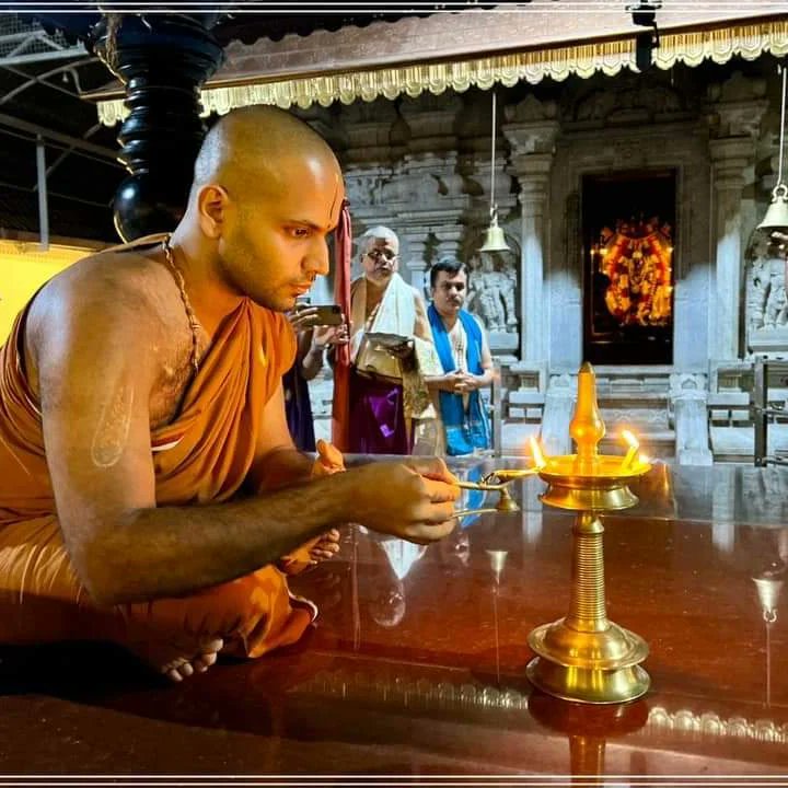 SodeMatha's tweet photo. ಉಂಡಾರು ಶ್ರೀವಿಷ್ಣುಮೂರ್ತಿ ದೇವಸ್ಥಾನದಲ್ಲಿ ಕಾರ್ತಿಕ ದೀಪೋತ್ಸವ. Kartika Deepotsava at Undaru Sri Vishnumurthi Temple.
#undaru #vishnumoorthytemple #karthikdeepotsava https://t.co/Sv5NLqJ0Vv