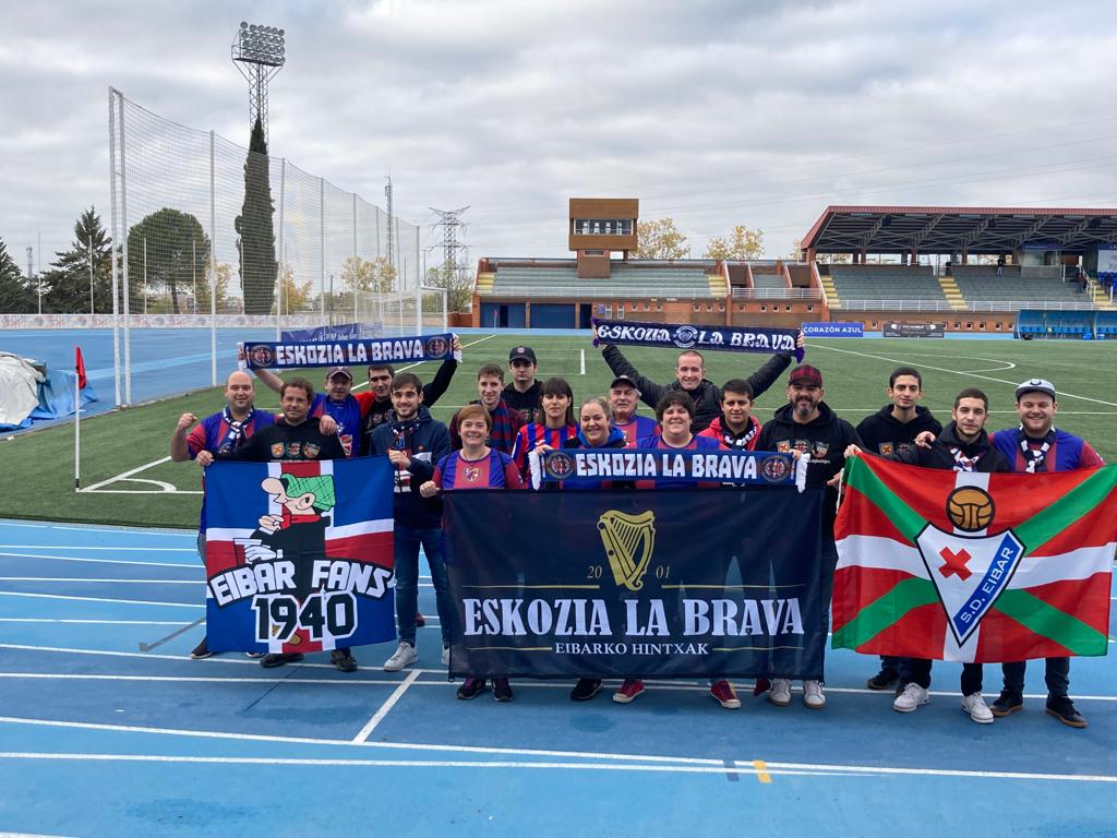 EskoziaLaBrava's tweet photo. Seguimos en la brecha!

@LasRozas_CF 0-3 @SDEibar 

No importa cuando, no importa donde. La hintxada más descontrolada no falló a la cita y llevo en volandas al equipo hacia la siguiente ronda. 
Nuestro máximo agradecimiento @bomborozas por el trato recibido.
#Kopazkopa https://t.co/sIbaMTQd8t