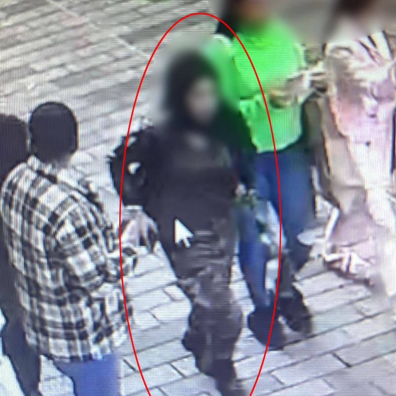 odatv's tweet photo. #SONDAKİKA

💥| #Taksim'de patlamaya neden olan paketi koyan 1.65 boyunda bir kadın olduğu belirlendi.

💥| Şüpheli kadının fotoğrafı ortaya çıktı...