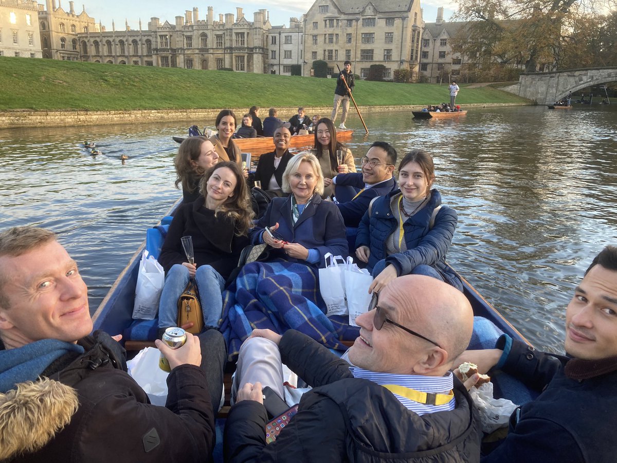 Taking some of our recruitment partners from all over the world out punting today in Cambridge! 

🥂 🇬🇧 🌞
