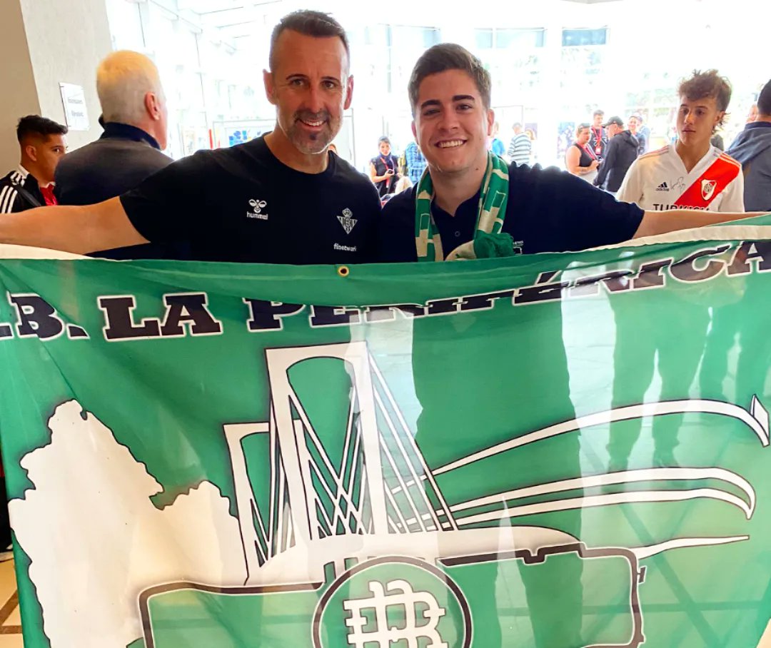 Presentes en Mendoza 🇦🇷 esta noche en el <a href="/RiverPlate/">River Plate</a> - <a href="/RealBetis/">Real Betis Balompié 🌴💚</a> para representar a esta peña y a todo el beticismo.

¿Amistoso y en la otra punta del mundo? ¿Y qué? Por el Betis estamos locos. Gracias a nuestro <a href="/AlejandroSTello/">Alejandro S. Tello</a> por hacerlo posible.

#LaPeriféricaOnTour 💚🚌