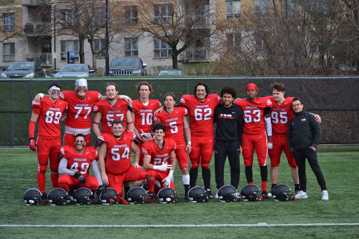 CoachMathia's tweet image. Hier c’était la dernière fois que mes 12!! anciens foulaient le terrain ensemble.   Proud coach