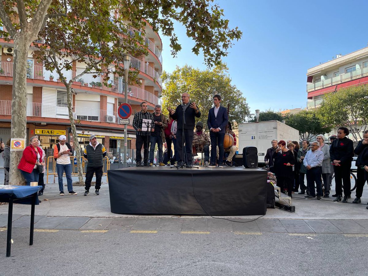 alex_montornes's tweet photo. A l'Avinguda Ignasi de Loyola s'ha inaugurat un mural magnífic fet per l'artista #Spogo, les entitats i la Parròquia de Sant Josep. Un mural que ens recorda que #Badalona som ciutat d'acollida, una ciutat diversa en orígens, llengües i cultures que construïm comunitat plegats. https://t.co/Fz3oGQrFsB