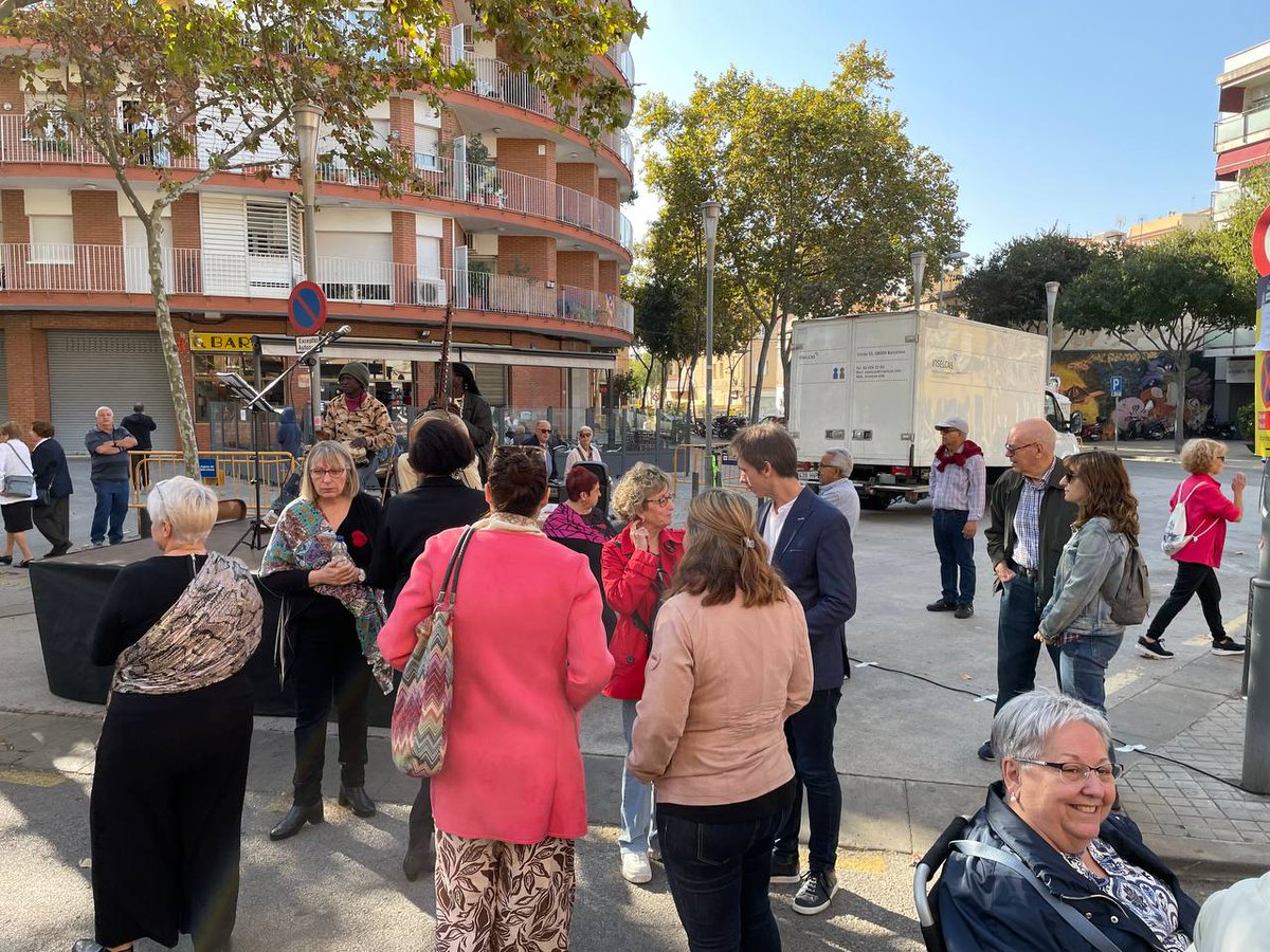 alex_montornes's tweet photo. A l'Avinguda Ignasi de Loyola s'ha inaugurat un mural magnífic fet per l'artista #Spogo, les entitats i la Parròquia de Sant Josep. Un mural que ens recorda que #Badalona som ciutat d'acollida, una ciutat diversa en orígens, llengües i cultures que construïm comunitat plegats. https://t.co/Fz3oGQrFsB