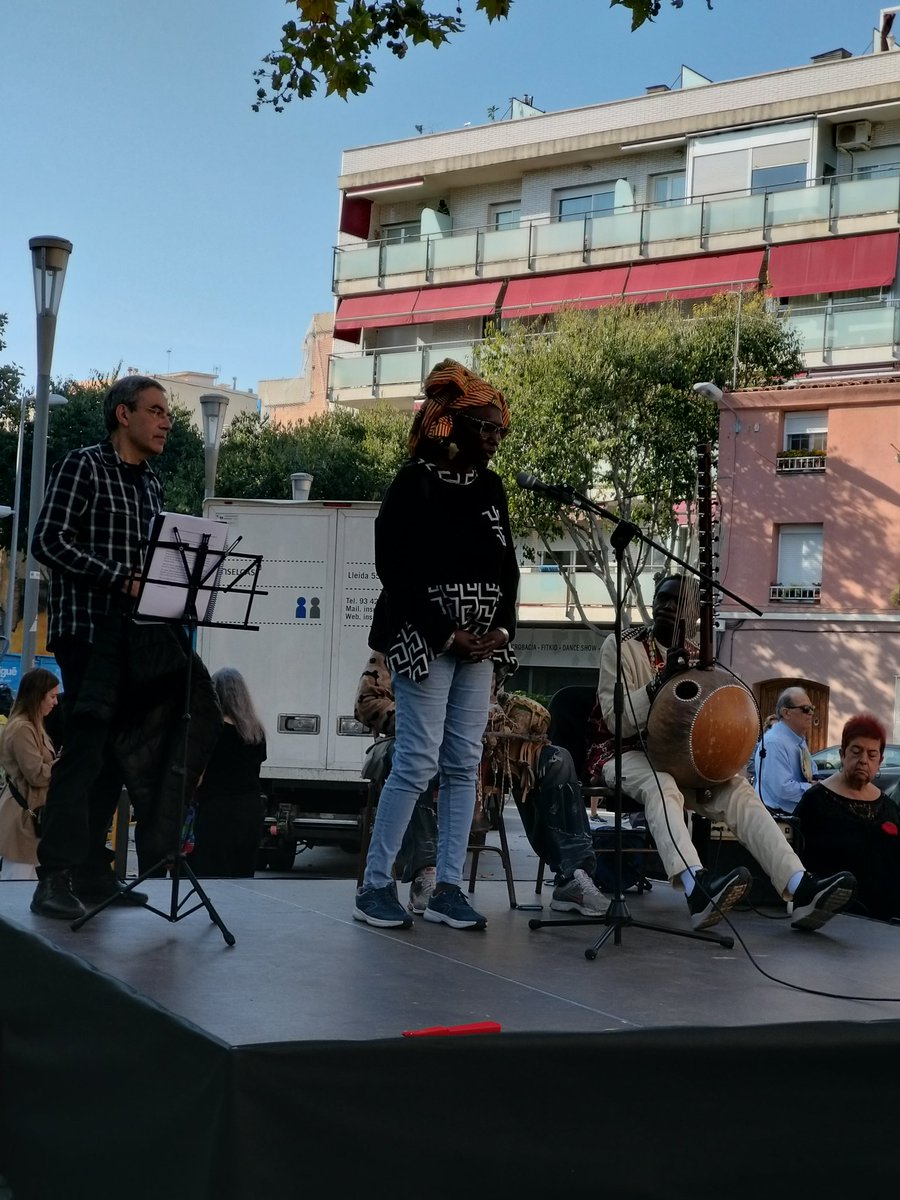 alex_montornes's tweet photo. A l'Avinguda Ignasi de Loyola s'ha inaugurat un mural magnífic fet per l'artista #Spogo, les entitats i la Parròquia de Sant Josep. Un mural que ens recorda que #Badalona som ciutat d'acollida, una ciutat diversa en orígens, llengües i cultures que construïm comunitat plegats. https://t.co/Fz3oGQrFsB