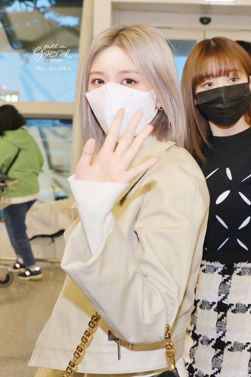 fall_in_gaeul's tweet photo. 221112 ICN TO THAILAND 

✌🏻✌🏻

@IVEstarship @IVE_twt 

#IVE #아이브 
#GAEUL #가을 
#AfterLike #애프터라이크 https://t.co/D0LGREtWrz