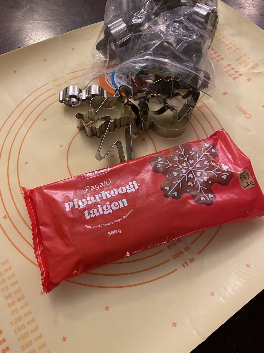 SiljaHu's tweet photo. Lähdettiin juniorin kanssa viikonloppuun tiukan jouluisella otteella. Nyt on testattu kolme virolaista piparitaikinaa. Vielä ennen joulua ehtii monta muutakin.  Raati pohtii vielä, mikä on näistä kolmesta ekasta paras. 

#joulu #jõulud #eestitoit #piparkook #tallinn #viro https://t.co/14V8uS5itF