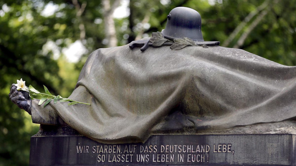 Alles was auf Erden besteht,
beruht auf Ehre & Treue

#Volkstrauertag