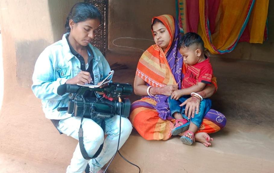 SAWMSisters's tweet photo. SAWM-UNICEF fellow Jayanti Buruda talks to the Bengali refugee women of #Malkangiri district #Odisha. @SAWMSisters @UNICEFIndia #YoungWomenJournalistMentorshipProgramme #WorkingWomenAndTheirChildren https://t.co/hcMikt5NmA