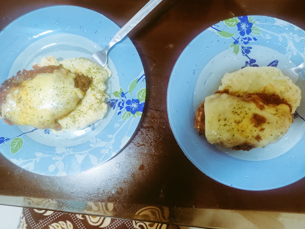unaku_jj's tweet photo. Sunday dinner is served.... Chicken Parmesan with a side of mashed potatoes!
@MyThought5nM3, thanks for the inspiration once again! 🤗👍🏼
#foodie
#cookingdiaries
#sundayvibes
#TeamSoru https://t.co/jp6788pLN3