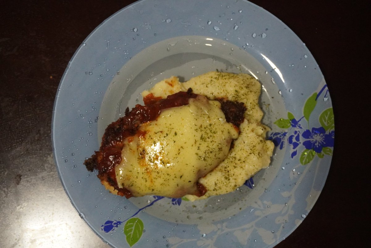 unaku_jj's tweet photo. Sunday dinner is served.... Chicken Parmesan with a side of mashed potatoes!
@MyThought5nM3, thanks for the inspiration once again! 🤗👍🏼
#foodie
#cookingdiaries
#sundayvibes
#TeamSoru https://t.co/jp6788pLN3