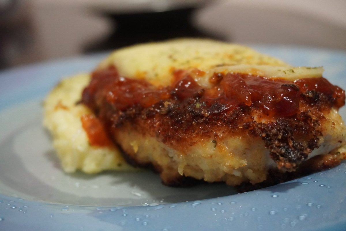 unaku_jj's tweet photo. Sunday dinner is served.... Chicken Parmesan with a side of mashed potatoes!
@MyThought5nM3, thanks for the inspiration once again! 🤗👍🏼
#foodie
#cookingdiaries
#sundayvibes
#TeamSoru https://t.co/jp6788pLN3