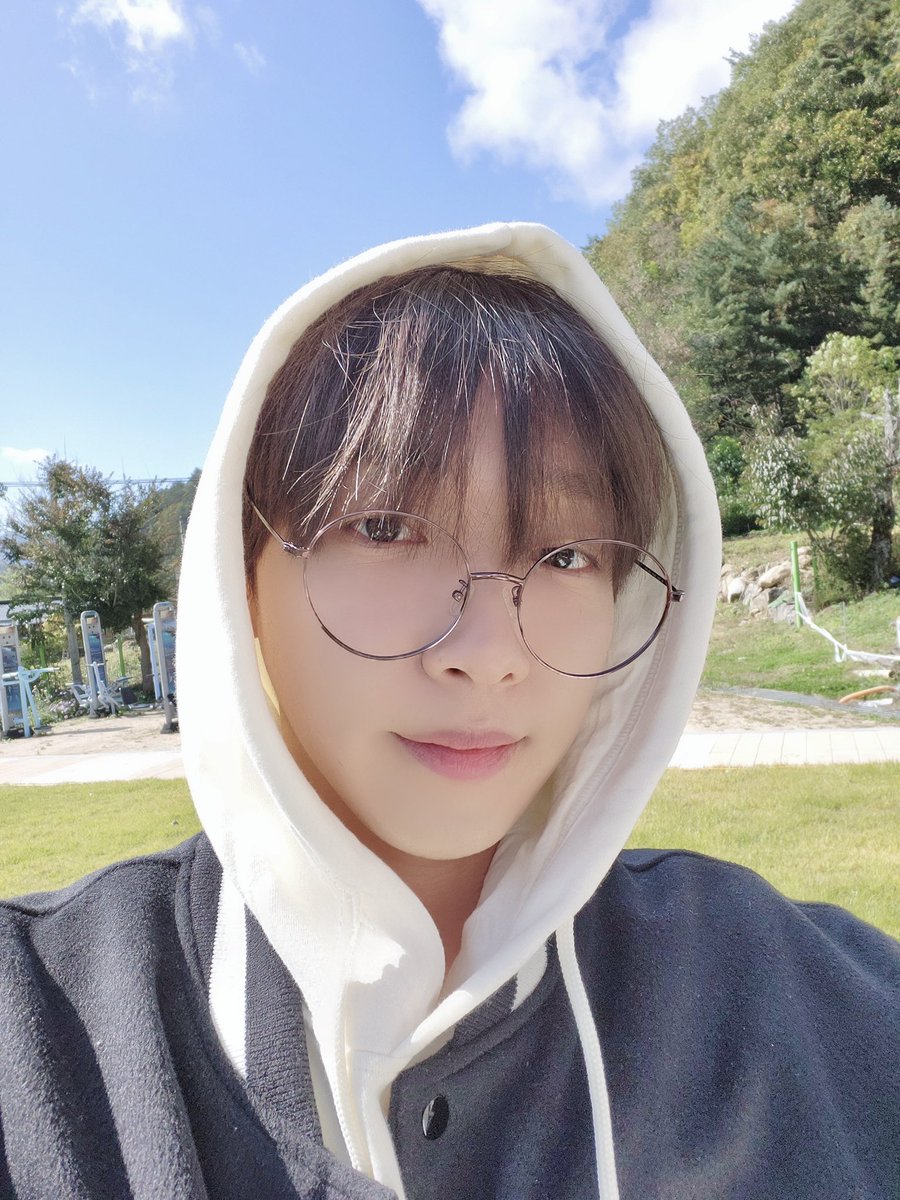 jeongsewoon_twt's tweet photo. [#정세운]
tvN #출장십오야2
: 스타쉽 가을 야유회 2회 완료 🍁

뽀둥한 얼굴로 뽀짝거리는 세운이로부터
심장에 손날치기를 당했습니다 🫳❤️‍🔥
다음주 본방사수 안 하면 좀 곤란해요 😅

#JEONGSEWOON
#스타쉽 #STARSHIP https://t.co/QR0EfDJKtP