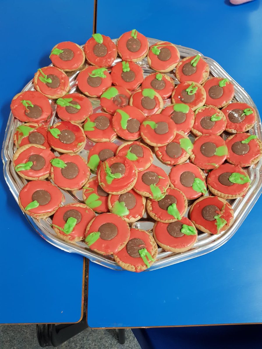CollingtreePri's tweet photo. Mrs Cushing and sunset club made some remembrance biscuits which we then took to share with the residents and staff at Collingtree Care Home as part of our work learning about the importance of remembrance day. #collingtreecommunity #valueofpeace @PDET_MAT https://t.co/ydy5vnIXKu