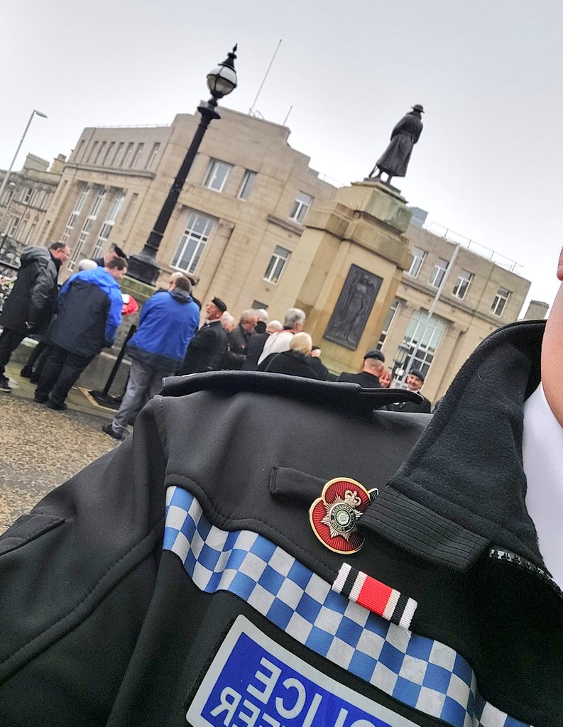 SC_SCI's tweet image. Proud to be out this morning in Barnsley Town centre. Got to catchup up with former colleagues, plus a nice chat with @SYPTonyLee #LestWeForget #lestweforget2022