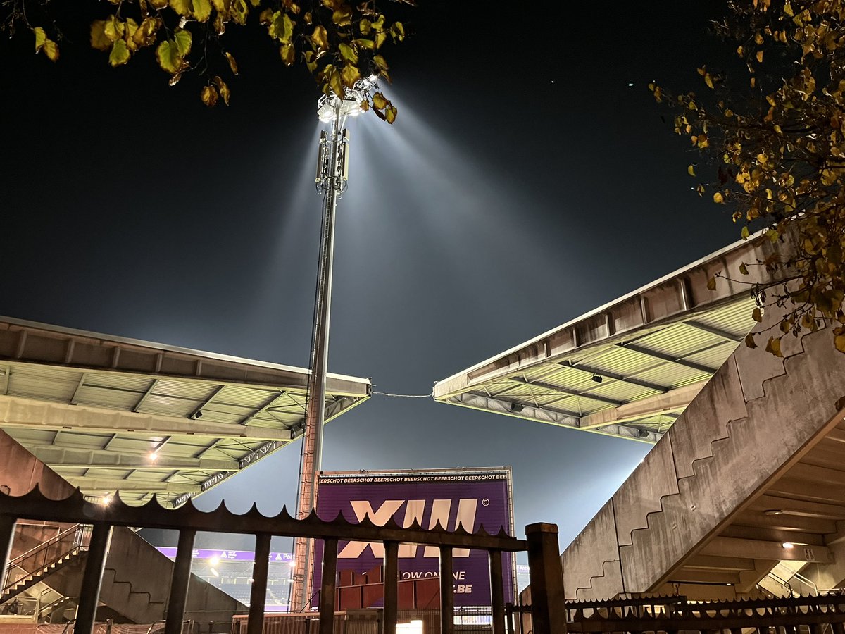 egbert_baarsma's tweet photo. Gisteren de groundhopdag in België afgesloten met Beerschot - Virton (3-0). Beerschot speelt in het Olympisch Stadion van Antwerpen. Behalve de locatie is er helaas niets meer terug te vinden van de Spelen van 1920. #groundhopping #beerschot #beevir https://t.co/mUuUHwu3fQ