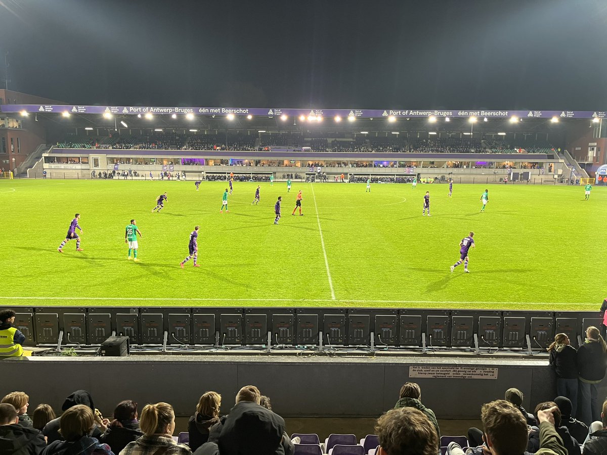 egbert_baarsma's tweet photo. Gisteren de groundhopdag in België afgesloten met Beerschot - Virton (3-0). Beerschot speelt in het Olympisch Stadion van Antwerpen. Behalve de locatie is er helaas niets meer terug te vinden van de Spelen van 1920. #groundhopping #beerschot #beevir https://t.co/mUuUHwu3fQ