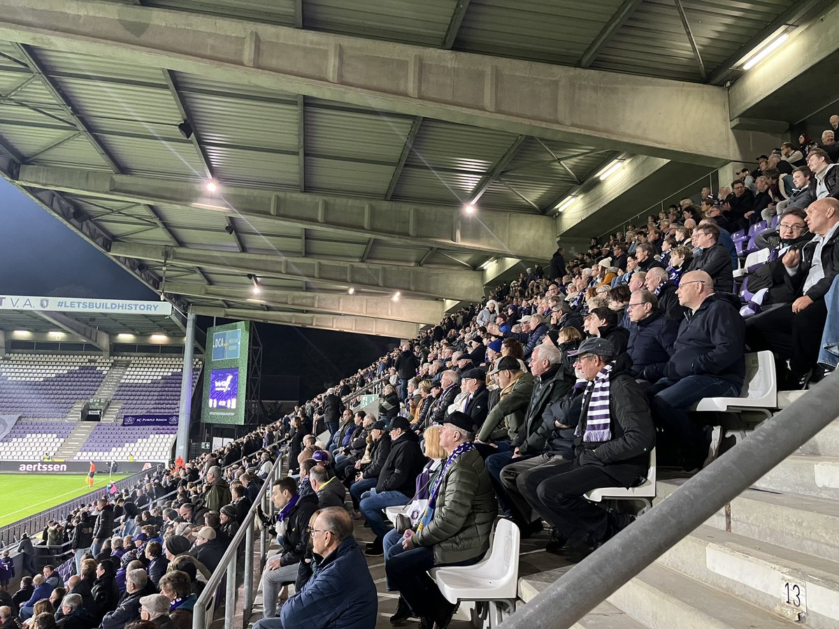 egbert_baarsma's tweet photo. Gisteren de groundhopdag in België afgesloten met Beerschot - Virton (3-0). Beerschot speelt in het Olympisch Stadion van Antwerpen. Behalve de locatie is er helaas niets meer terug te vinden van de Spelen van 1920. #groundhopping #beerschot #beevir https://t.co/mUuUHwu3fQ